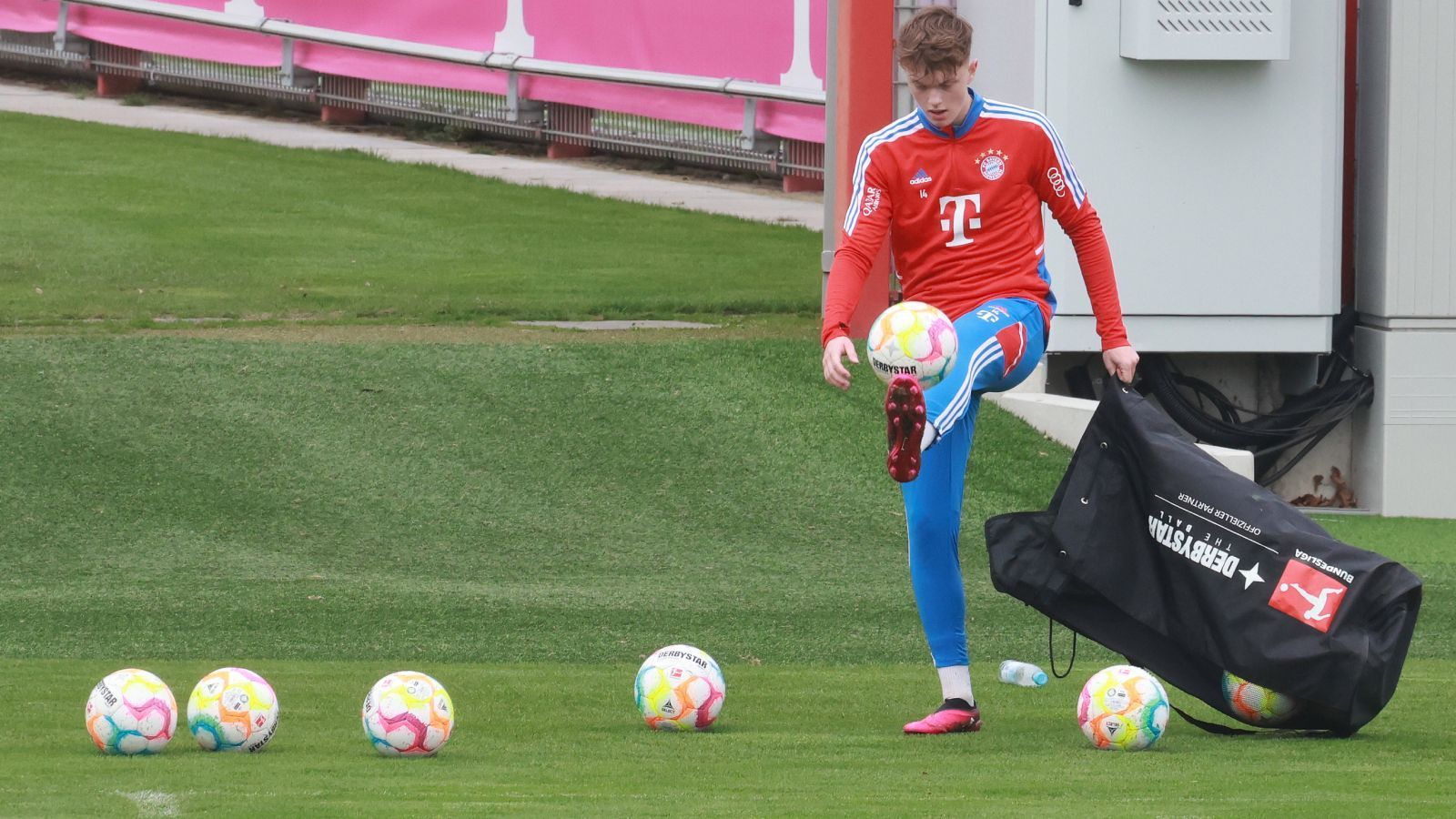 <strong>Paul Wanner</strong><br>
                FCB-Talent Paul Wanner hat laut vielen Beobachtern eine rosige Zukunft vor sich - ob diese kurz- bis mittelfristig in der bayerischen Landeshauptstadt liegt, ist jedoch fraglich. Wanner ist erst 17 Jahre jung und hat einen langfristigen Vertrag, soll daher durch eine Leihe Spielpraxis sammeln. Zuletzt kam Wanner fast ausschließlich in der U23 der Bayern zum Einsatz.
