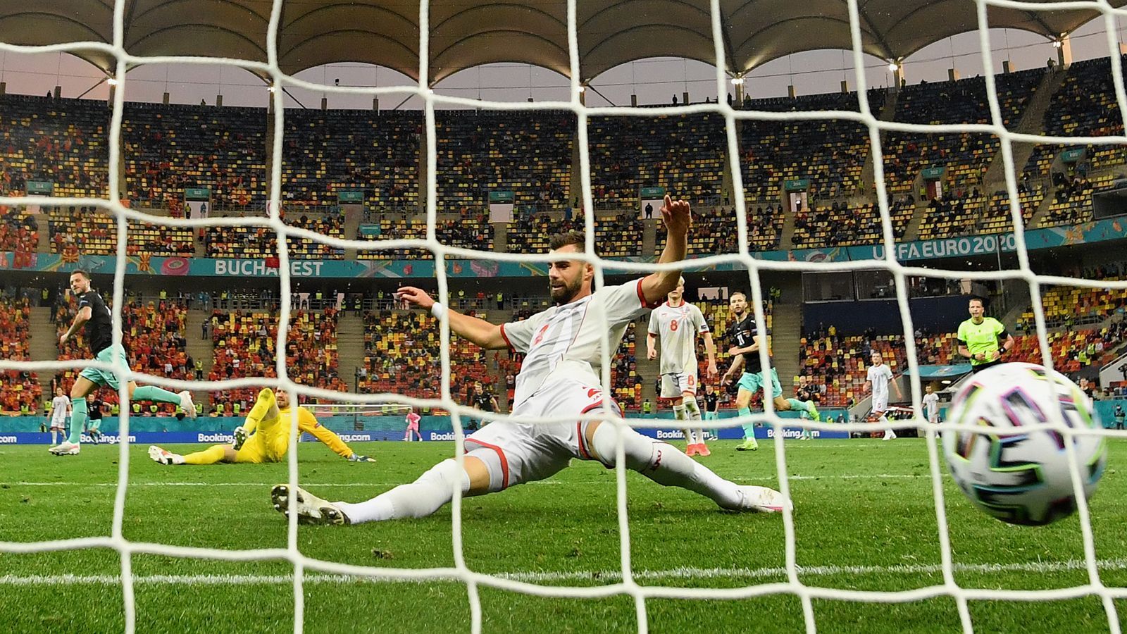 
                <strong>Game over!</strong><br>
                In der 89. Minute musste Nordmazedonien endgültig alle Hoffnungen auf einen Punktgewinn beim EM-Debüt aufgeben. Österreich-Joker Marko Arnautovic erzielte aus einem Konter heraus den Treffer zum 3:1-Endstand. 
              