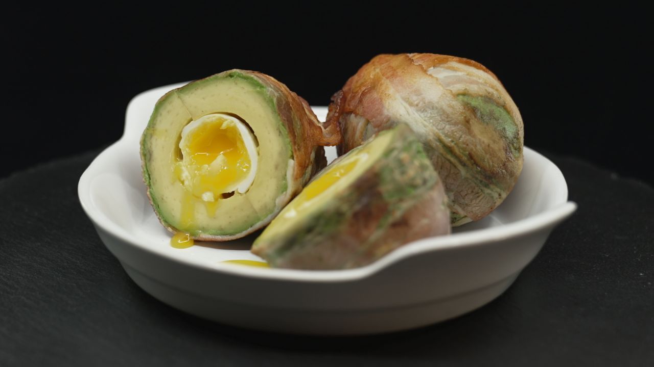 Gesunde Avocado mit Eier-Kern und einer Schale aus knusprigem Bacon - lecker! Wir zeigen dir, wie du es hinbekommst.