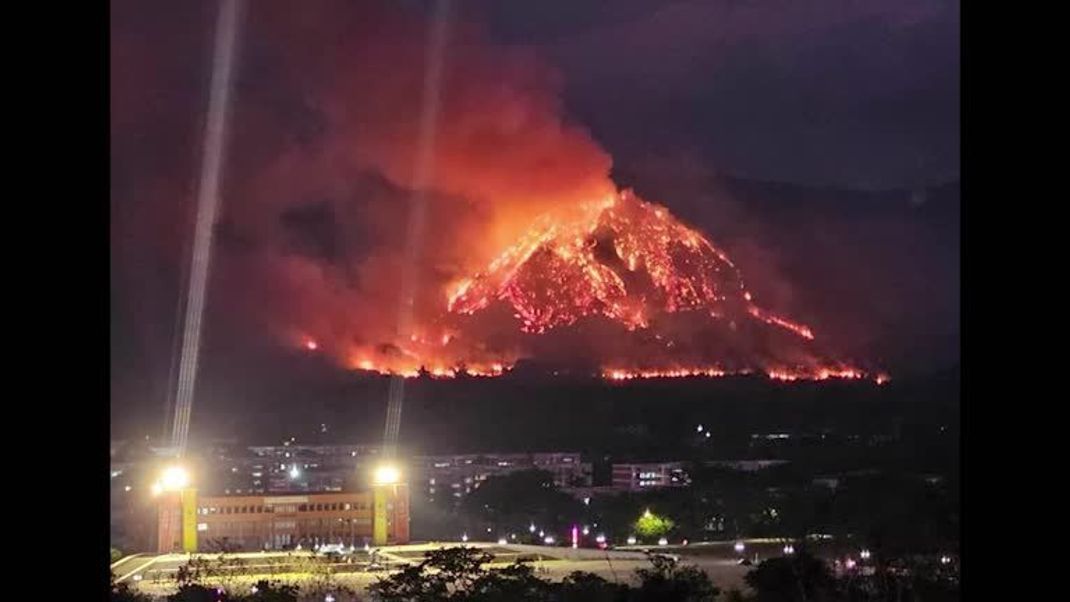 Ein Brand ist am Dienstag (28. März) auf dem Berg Khao Chaplu in der Provinz Nakhon Nayok in Thailand ausgebrochen und geriet außer Kontrolle. Der Gipfel des Berges Khao Laem glich einem Vulkanausbruch.