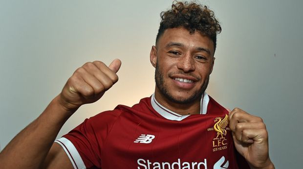 
                <strong>Alex Oxlade-Chamberlain (von Arsenal zu Liverpool)</strong><br>
                Jürgen Klopp darf sich in Liverpool über einen prominenten Last-Minute-Transfer freuen. Die "Reds" konnten den englischen Nationalspieler Alex Oxlade-Chamberlain verpflichten. Der Transfer des 24 Jahre alten Mittelfeldspielers vom FC Arsenal soll wohl 38 Millionen Euro gekostet haben. "Er ist jemand mit wirklich guten Fähigkeiten, der immer alles für sein Team gibt. Ein Spieler, der positiv ist und bereit ist, Risiken einzugehen", sagte Klopp über seinen neuen Schützling. Oxlade-Chamberlain unterschrieb einen Fünfjahresvertrag.
              