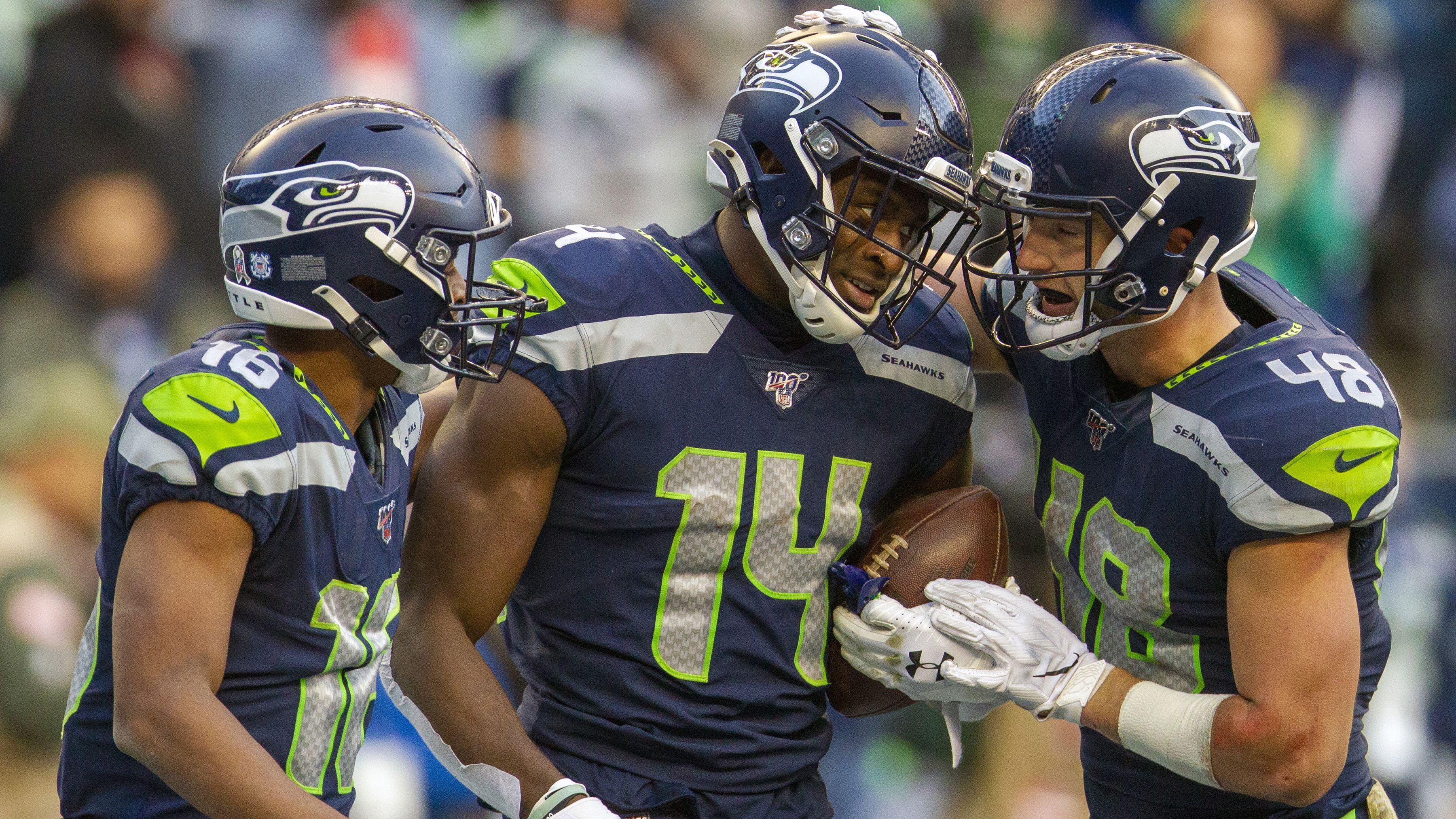 
                <strong>Metcalf löst Lockett als Nummer-eins-Ziel ab</strong><br>
                In der Offensive der Seahawks hat es in dieser Saison eine Neuausrichtung in der Hackordnung gegeben. Vor einem Jahr diente Tyler Lockett noch als Wilsons Lieblingsoption. Lockett zog 110 Targets auf sich und führte das Team mit 1.057 Receiving Yards an. Metcalf bekam 2019 bereits von den reinen Zahlen einen ähnlich großen Teil vom Kuchen (100 Targets, 900 Receiving Yards) ab, das Primärziel war er aber nicht. Ein Jahr später sieht dies nun anders aus. So geht der Ball in schwierigen Situationen neuerdings an Metcalf und das Ergebnis vom Sonntag zeigt genau, warum. Im Game-Winning-Drive gegen Minnesota hatten die Seahawks vier Gelegenheiten die Endzone zu erreichen. Wilson und Lockett scheiterten beim ersten Down. Die nächsten drei Pässe gingen auf Metcalf. Das Ergebnis ist bekannt.
              