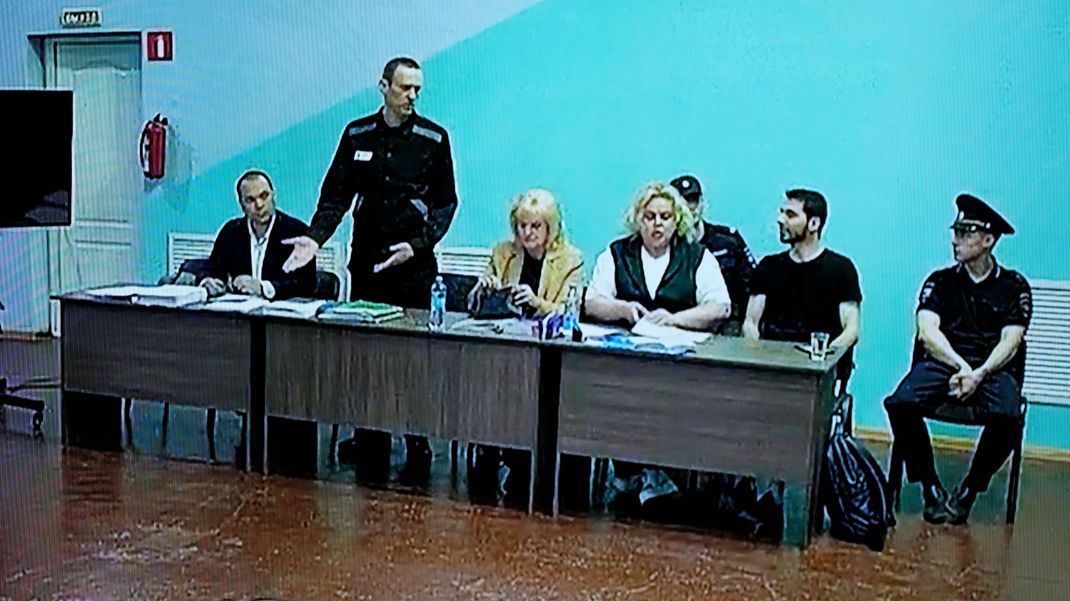 Dieses Foto von einer Live-Übertragung aus dem Verhandlungssaal zeigt Alexej Nawalny (2.v.l), Oppositionspolitiker aus Russland, der während einer vorläufigen Anhörung in der Strafkolonie Melechowo spricht.