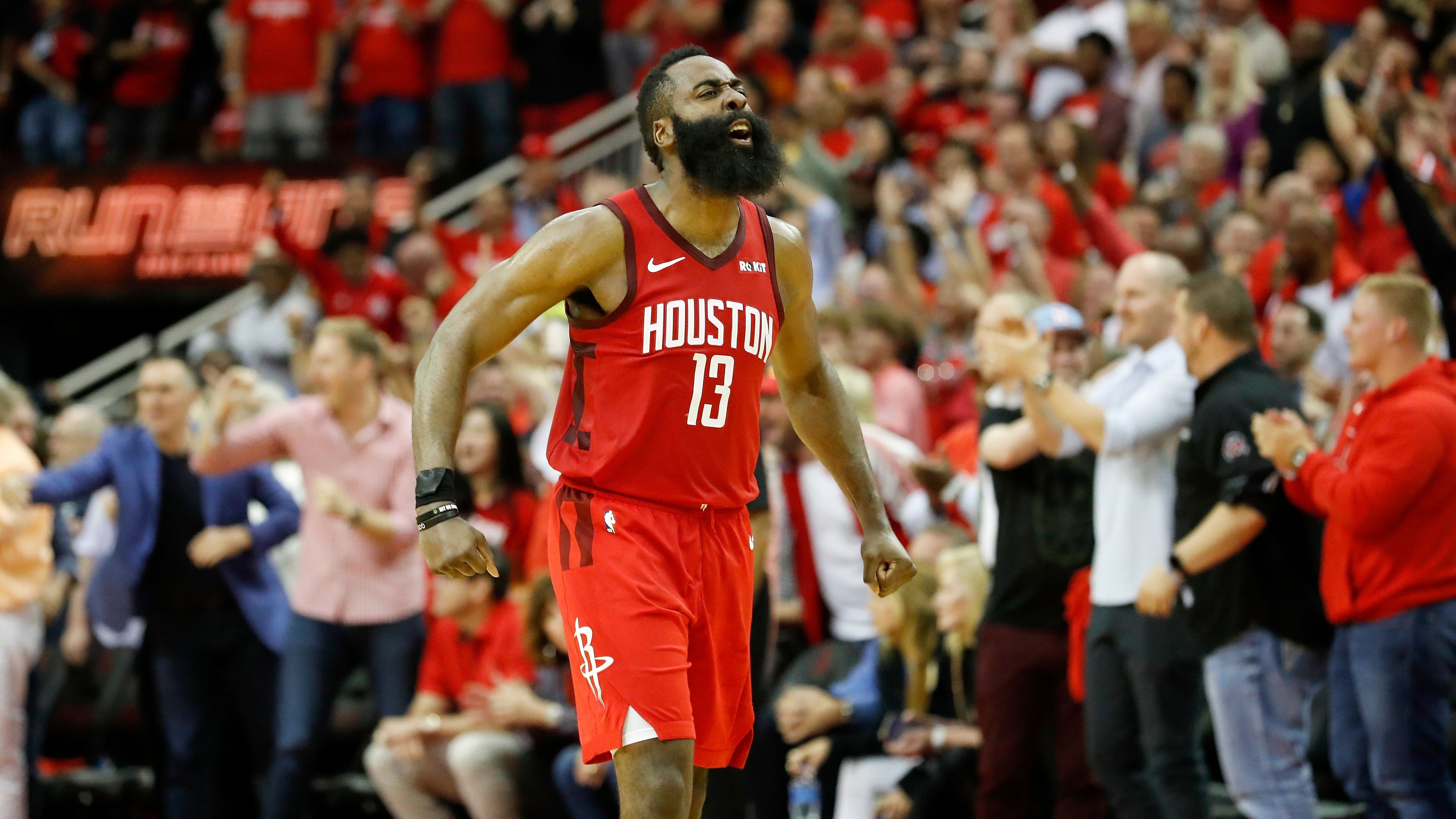 <strong>James Harden</strong> <br>In seiner MVP-Saison war James Harden unaufhaltsam. Am 20. Januar 2018 bekamen dies die Orlando Magic zu spüren. "The Beard" zerlegte das Team aus Florida beim 114:107 im Alleingang. Dabei sammelte er <strong>60 Punkte, zehn Rebounds und elf Assists</strong>. Ein 60-Punkte-Triple-Double gelang vor ihm noch niemandem.