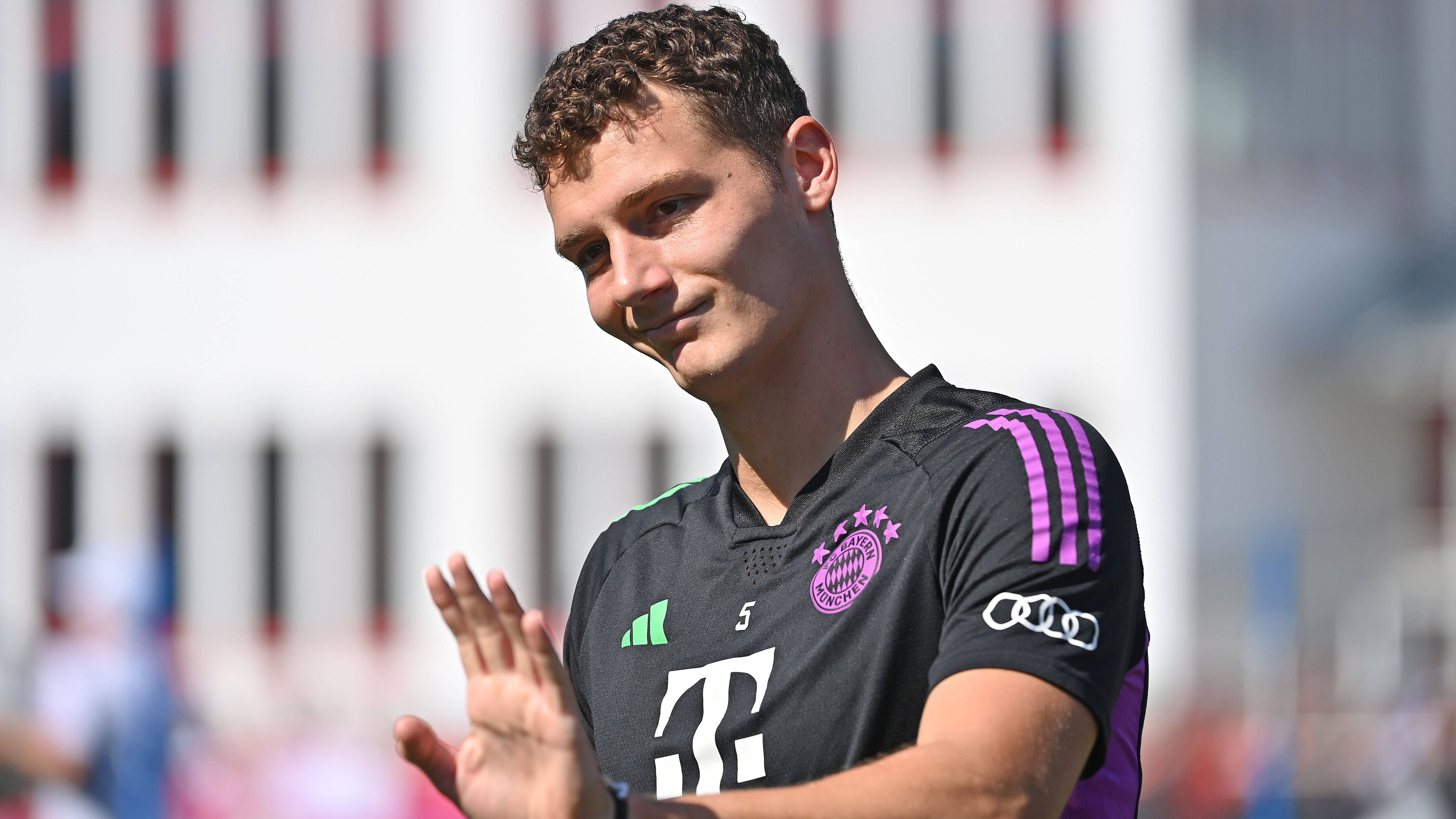 <strong>Benjamin Pavard</strong><br>Wie wiederum mit Gianluca Di Marzio ein weiterer Transfermarkt-Experte aus Italien vermeldet, soll sich Pavard schon auf dem Weg nach Italien befinden. Der Medizincheck soll demnach am Mittwoch über die Bühne gehen und der Transfer anschließend offiziell verkündet werden.&nbsp;