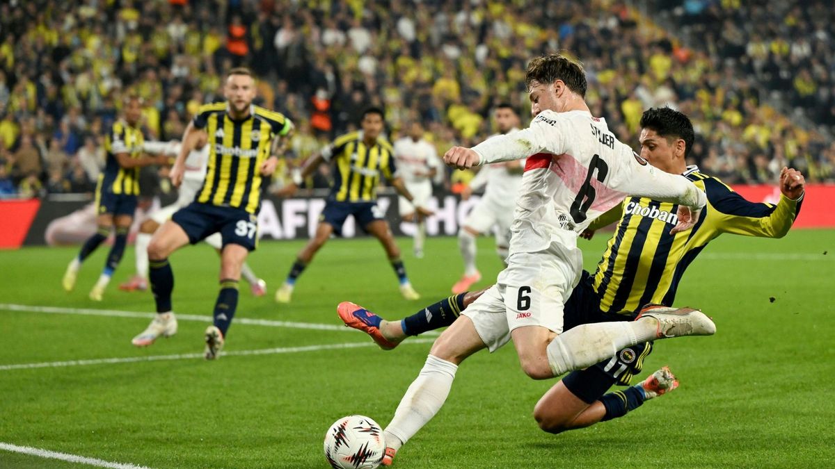 Angelo Stiller im Duell mit Edson Álvarez