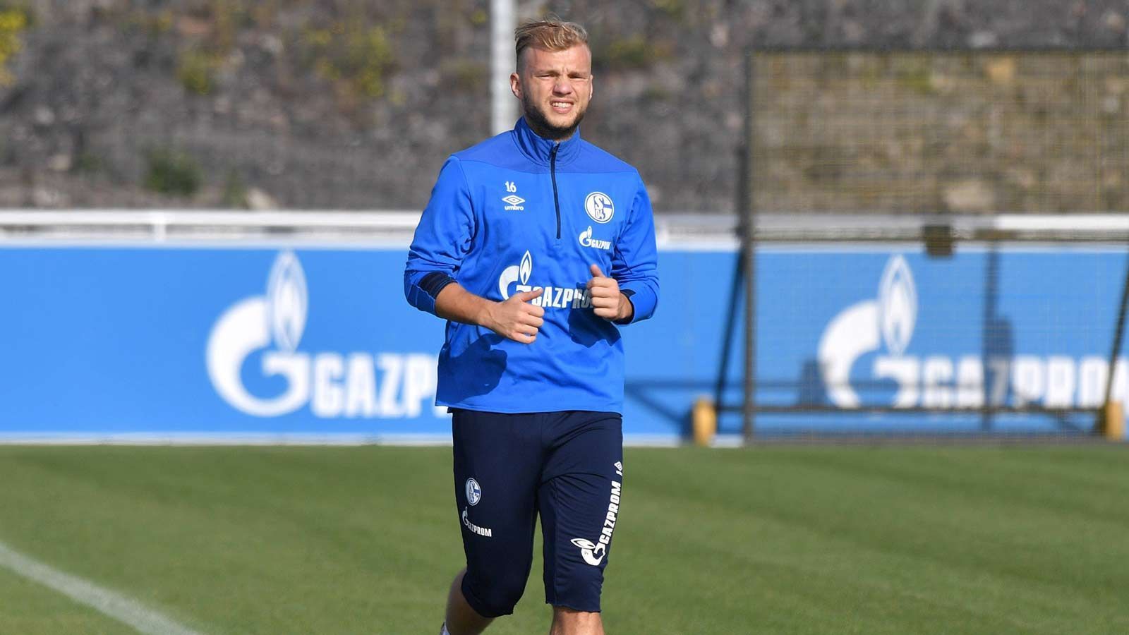 
                <strong>Johannes Geis (Schalke 04)</strong><br>
                Nach der Ausleihe zum spanischen Topklub FC Sevilla kam Johannes Geis wieder zu seinem Heimatverein Schalke 04 zurück. Bisher hat er aber noch kein Spiel für die Profis absolviert, wobei er auch nie im Kader stand. Vor der Saison hatte der Verein schon nicht mehr mit Geis geplant, doch die momentane Verletzungsmisere bei den Königsblauen könnte eine Chance für den Mittelfeldspieler bedeuten. Ein Anzeichen dafür könnten die 90 Minuten bei der zweiten Mannschaft aus Gelsenkirchen sein - allerdings war das auch schon Anfang September.
              