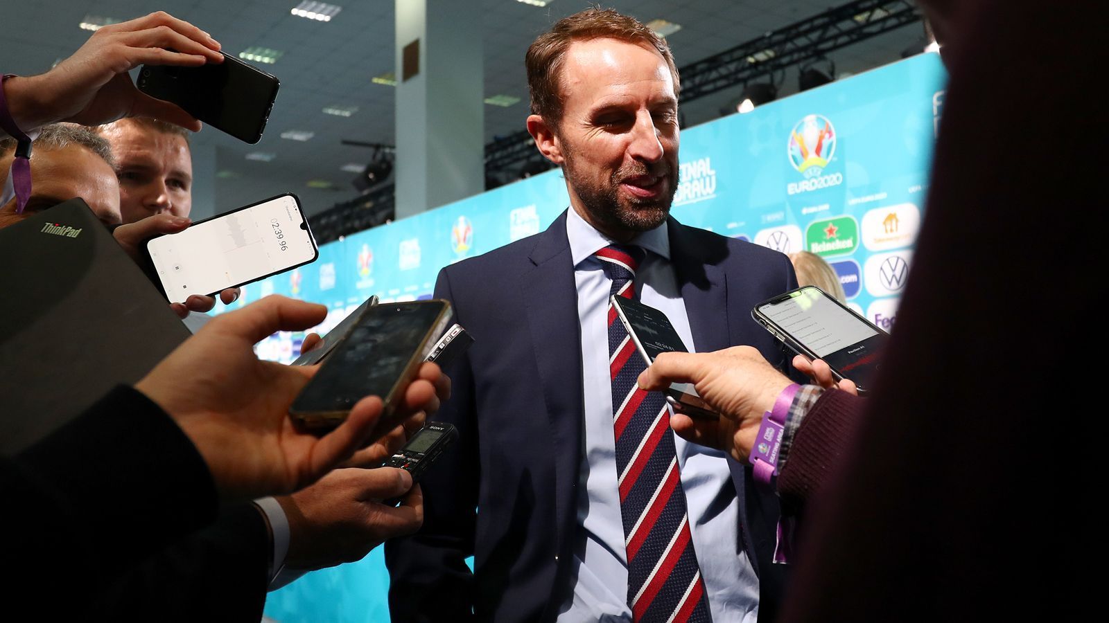 
                <strong>Relativ leichte Auslosung</strong><br>
                Die Los-Feen bei der Auslosung der EM-Endrunde 2021 haben es mit den Engländern gut gemeint. Mit Gegner wie Kroatien, Schottland und Tschechien bekam die Mannschaft von Trainer Gareth Southgate eine machbare Vorrunden-Gruppe, die die "Three Lions" als Erster abschlossen. Nach dem Achtelfinal-Erfolg über Deutschland hat England nun einen auf dem Papier recht einfachen Weg in ein mögliches Endspiel. Im Viertelfinale wartet mit der Ukraine ein Drittplatzierter aus der Vorrunde und auch in einem möglichen Halbfinale käme es entweder zum zweiten EM-Duell zwischen England und Tschechien innerhalb weniger Wochen oder es geht gegen Dänemark. Auf der anderen Seite des Turnierbaumes sind mit Italien, Belgien und Spanien drei Topmannschaften dabei, denen England bis zu einem möglichen Finale aus dem Weg geht.
              