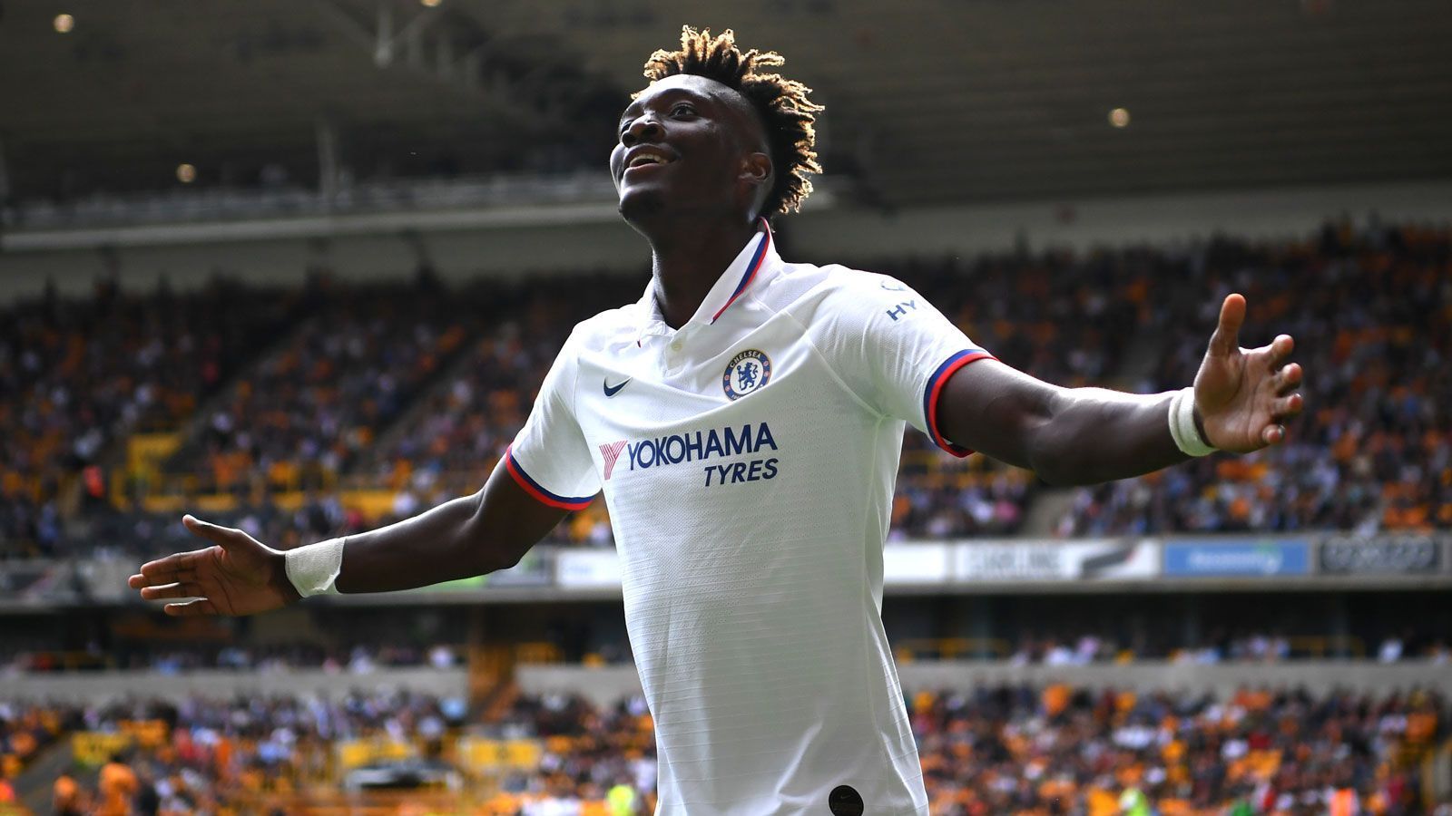 
                <strong>Tammy Abraham (Stürmer, 22 Jahre)</strong><br>
                Der Stürmer ist beim FC Chelsea aufgewachsen. Mit sieben Jahren schloss er sich der Jugendakademie an. In der vergangenen Saison war Tammy Abraham an Aston Villa in die zweite englische Liga ausgeliehen und hatte mit 26 Treffern entscheidenden Anteil am Aufstieg in die Premier League. Nach seiner Rückkehr zum FC Chelsea knüpft der Stürmer an die starken Leistungen der Vorsaison an. 13 Tore und vier Vorlagen gelangen ihm in der laufenden Premier-League-Saison.
              