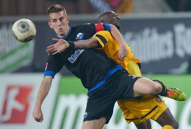 
                <strong>SC Paderborn - Uwe Hünemeier</strong><br>
                Uwe Hünemeier übernimmt ab dieser Saison die Kapitänsbinde von Markus Krösche, der seine Karriere beendete. Bereits in der vergangenen Spielzeit führte der Jugendspieler von Borussia Dortmund sein Team das ein oder andere Mal aufs Feld.
              