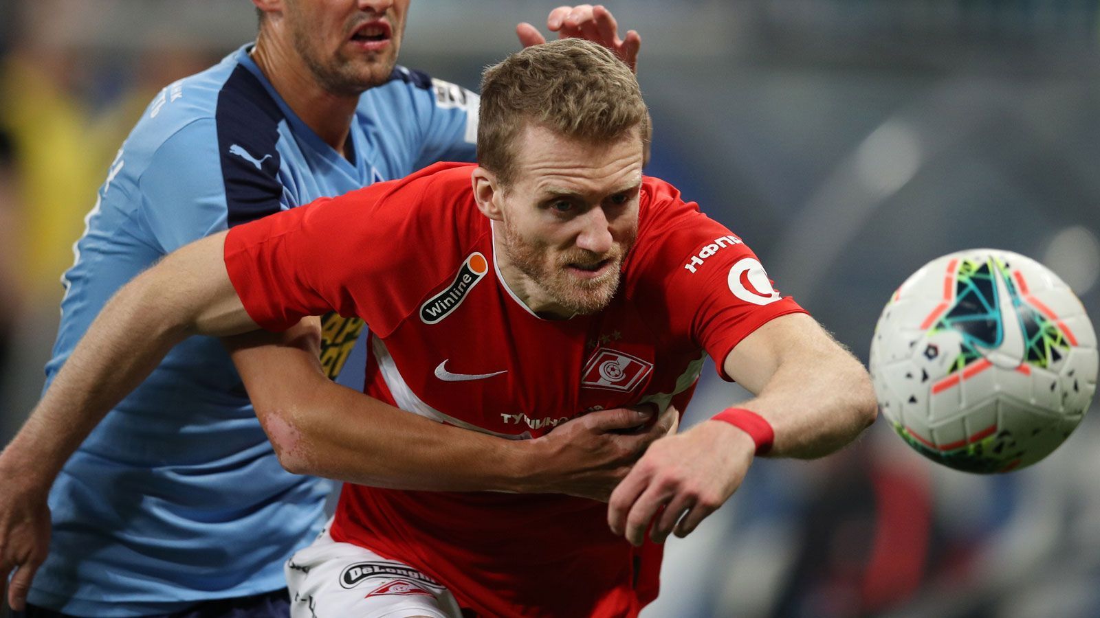 
                <strong>Andre Schürrle</strong><br>
                beim BVB seit: 2016Vertrag bis: 2021 (mit Kaufoption verliehen an Spartak Moskau)Die übrigen vier Streichkandidaten sind in dieser Saison bereits verliehen. Der prominenteste dieses Quartetts ist Andre Schürrle, der sich bei Spartak Moskau beweisen soll. Zuletzt setzte den Flügelspieler eine Knöchelverletzung außer Gefecht. Davor konnte er sich mit zwei Toren in 18 Einsätzen auch nicht unbedingt aufdrängen, zumal die vertraglich vereinbarte Ablösesumme bei acht Millionen Euro liegen soll. Sicher scheint nur zu sein, dass eine Rückkehr zum BVB ausgeschlossen ist. Weil Schürrle mit sieben Millionen Euro zu den Topverdienern zähle, denke Dortmund der "Sport Bild" zufolge über eine Vertragsauflösung nach, sollte sich kein Abnehmer finden lassen.
              