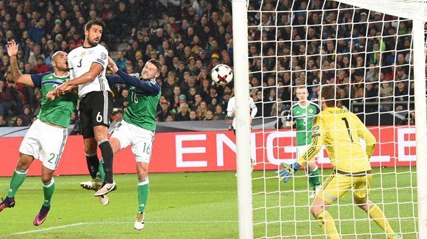 
                <strong>Sami Khedira</strong><br>
                Sami Khedira: Erstmals seit dem historischen 7:1 bei der WM in Brasilien im Halbfinale gegen die Gastgeber erzielte er mal wieder einen Treffer. Zwar gelegentlich etwas sorglos im Spiel nach hinten, aber mit der beste Mann auf dem Platz. Versuchte es auch mal öfters aus der zweiten Reihe, wenn auch glücklos. ran-Note: 2
              