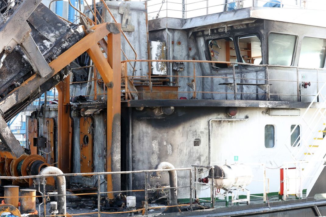 Das Feuer am Heck des Tankschiffs "Annika" hat auch Teile des Schiffsaufbaus zerstört.