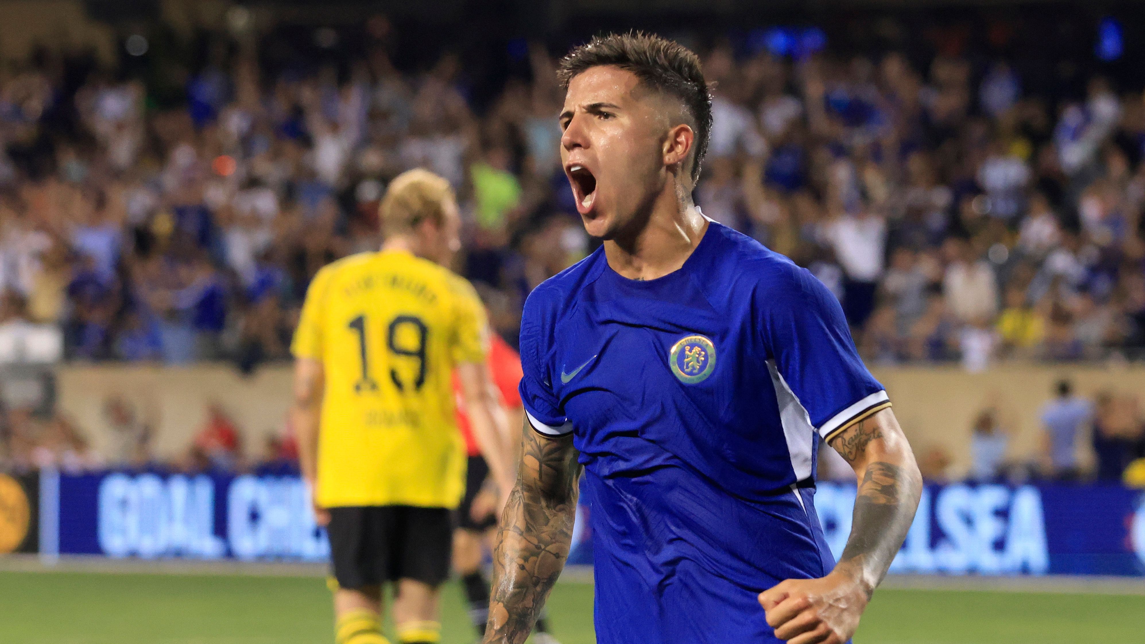 <strong>Platz 2: Enzo Fernandez (von Benfica Lissabon zum FC Chelsea)</strong><br> Im Januar 2023 wechselte Enzo Fernandez für <strong>121 Millionen Euro</strong> von Benfica Lissabon zum FC Chelsea und wurde damit zum bislang teuersten Neuzugang in der Geschichte der Premier League. Bei der WM 2022 in Katar gewann der Mittelfeldspieler mit Argentinien den Titel und wurde zum besten jungen Spieler des Turniers ausgewählt.