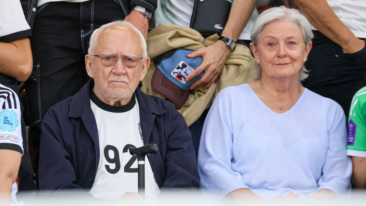 Zürich, Schweiz 23. Juli 2025: UEFA - Euro 2025 Woman - Halbfinale - Spanien vs. Deutschland Im Bild: v.li. der 92-jährige Opa von Torhüterin Ann-Katrin Berger (Deutschland) auf der Zuschauertribün...
