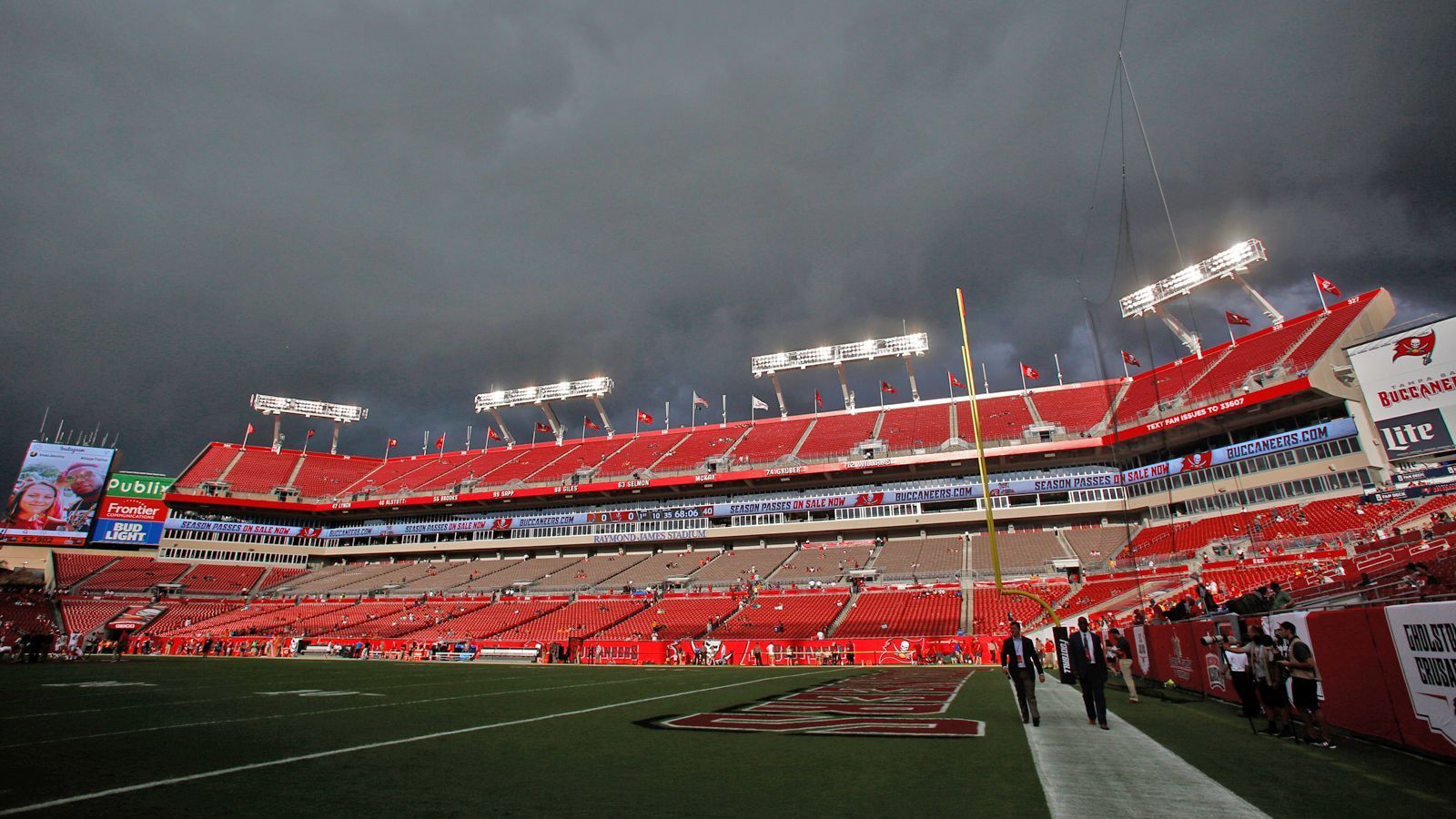 <strong>Tampa Bay Buccaneers: Raymond James Stadium</strong><br>
                • Kapazität: 65.828&nbsp;<br>• Eröffnung: September 1998&nbsp;<br>• Kosten: 168,5 Millionen Dollar <br>• Eigentümer: Hillsborough County