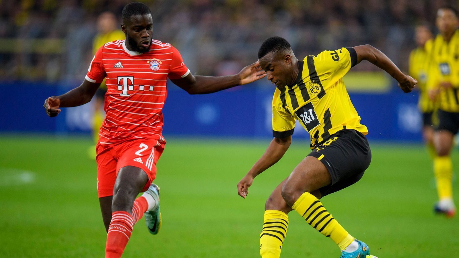 
                <strong>Dayot Upamecano</strong><br>
                Lässt sich oft aus dem Abwehrverbund herauslocken, ist dann aber doch immer stets zur Stelle und gewinnt die wichtigen Zweikämpfe. Ist im Verbund mit de Ligt heute der stärkere Part. Versteht sich zunächst auch mit Pavard, doch während der Dortmunder Druckphase wirkt das Ganze nicht mehr so rund wie zuvor. ran-Note: 2
              