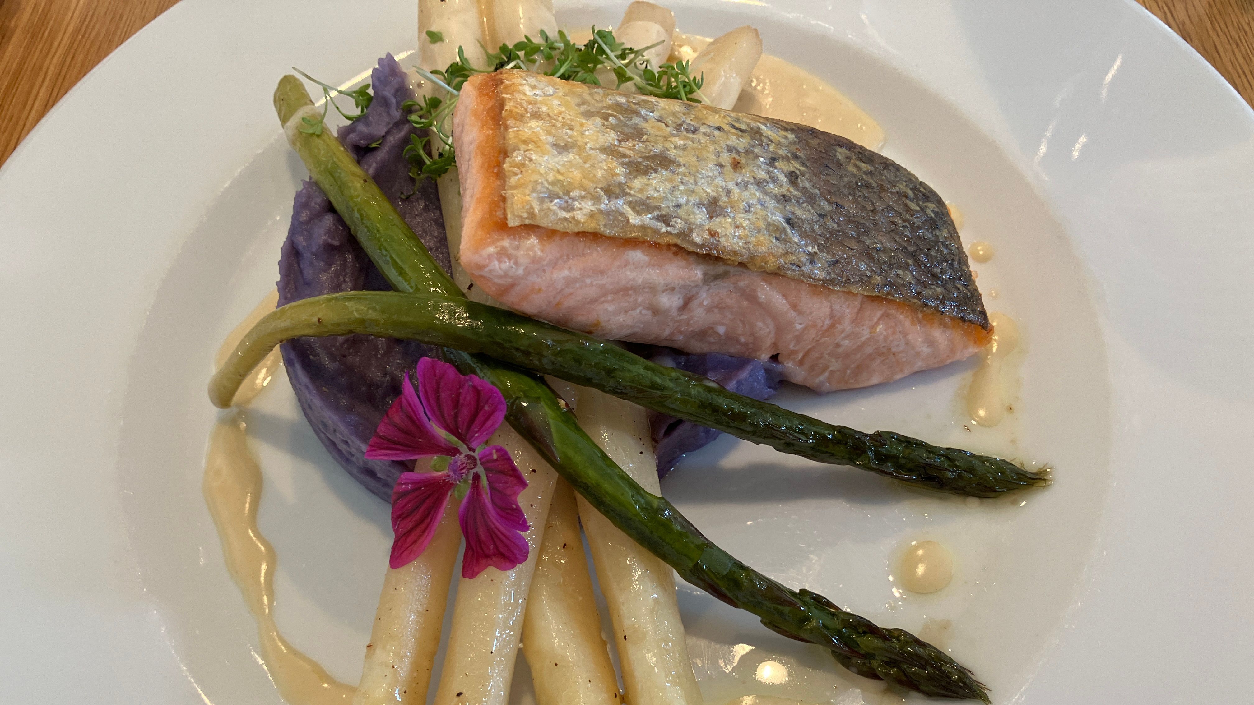 Lachs mit Spargel auf Kartoffelpüree und Zitronen-Weißwein-Jus