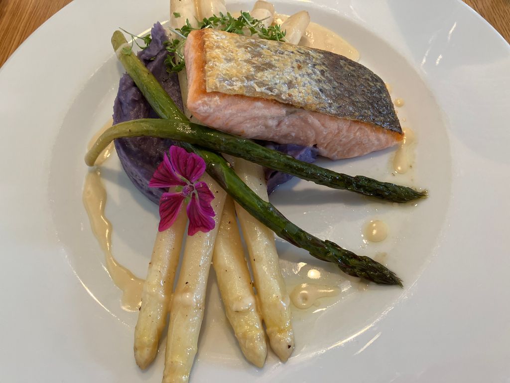 Lachs mit Spargel auf Kartoffelpüree und Zitronen-Weißwein-Jus
