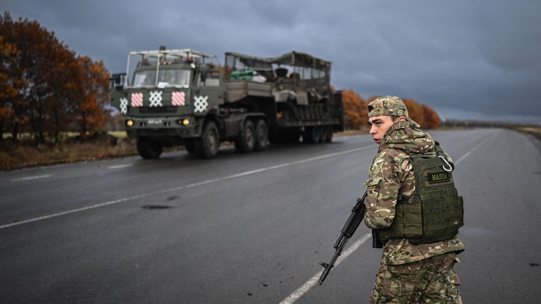 Ein russischer Soldat im Gebiet Kursk.