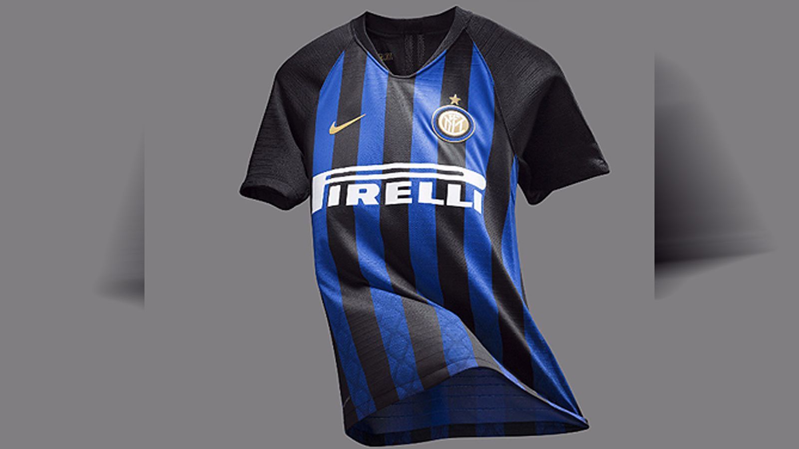 
                <strong>Inter Mailand</strong><br>
                Nach einem etwas asymmetrischen Design in der Vorsaison, kehrt Inter Mailand in der Spielzeit 2018/19 bei den Heimtrikots zu den klassischen schwarz-blauen Längsstreifen zurück. 
              
