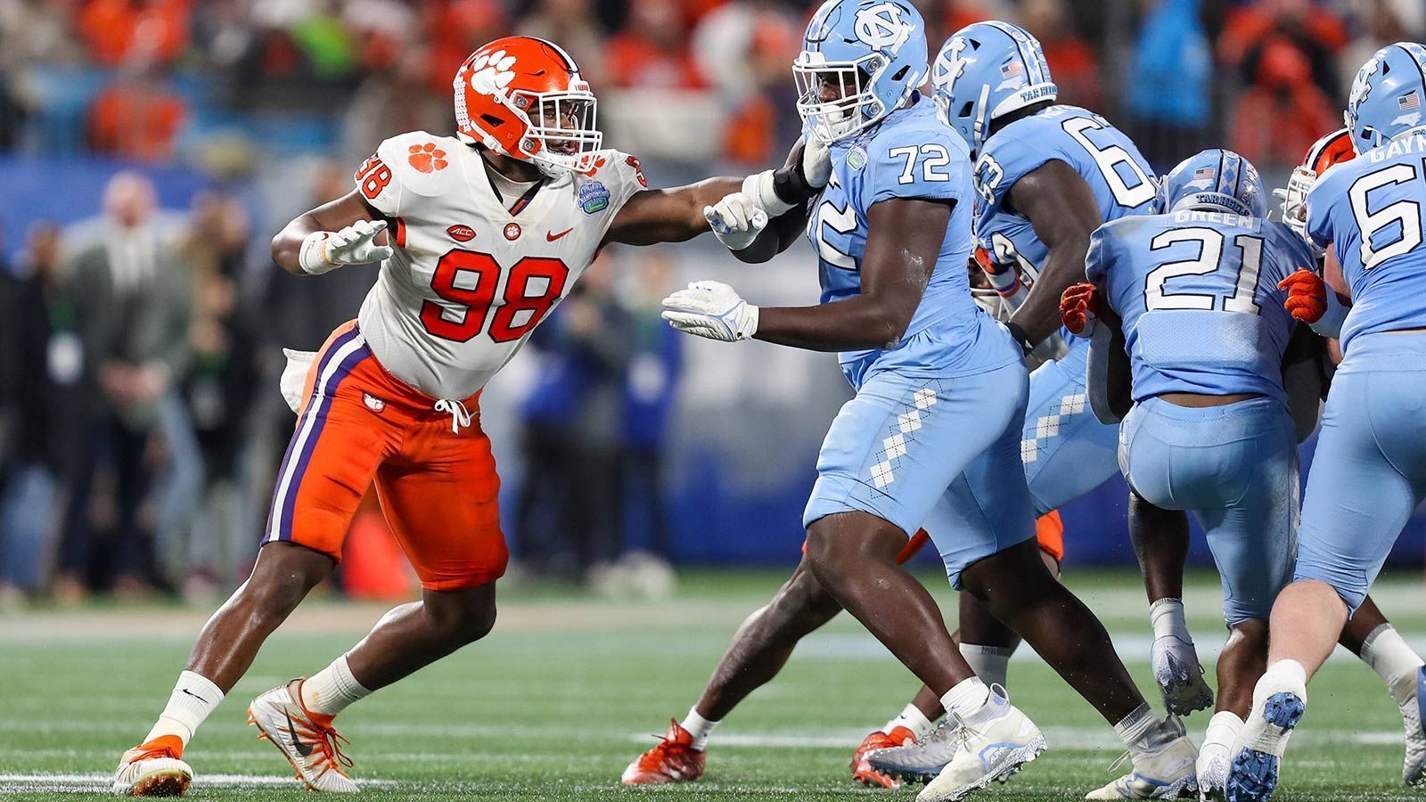 
                <strong>6. Pick: Detroit Lions (via LAR) – Myles Murphy, EDGE</strong><br>
                Die Detroit Lions holen Verstärkung für ihre Defensive Line und wählen Myles Murphy. Der ehemalige Clemson Tiger konnte in drei Jahren am College 15 Sacks sammeln. Scouts heben seine Spin-Moves und seinen Antritt hervor. Zusammen mit Detroits Aiden Hutchinson ein kniffliger Mix für gegnerische Offensive Lines.
              