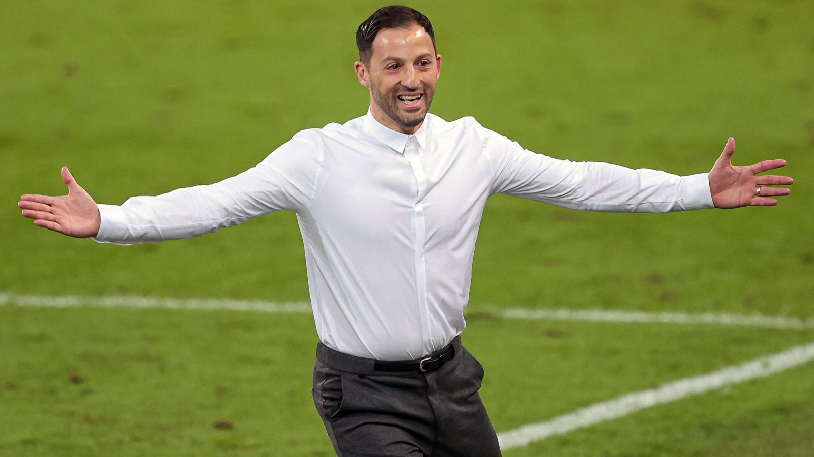 
                <strong>Domenico Tedesco (vereinslos)</strong><br>
                Wie Labbadia, so ist auch Domenico Tedesco einerseits Deutsch-Italiener und andererseits derzeit ohne Verein. Der Ex-Coach von Schalke war bis zum Sommer 2021 beim russischen Topklub Spartak Moskau und ist seitdem auf der Suche nach einem neuen Job. Vor seinem sportlichen Aufstieg zu Schalke machte Tedesco einst seine ersten Schritte als Trainer im deutschen Profifußball in der 2. Bundesliga. Zwischen März und Juni 2017 arbeitete der heute 36-Jährige erfolgreich bei Erzgebirge Aue und schaffte mit den "Veilchen" den Klassenerhalt. Ob prominente Trainer wie Labbadia oder Tedesco angesichts der angespannten Finanzsituation für Werder aktuell überhaupt realistisch bzw. finanzierbar sind? Vielleicht passt da ein jüngerer, ambitionierter Coach besser ins Anforderungsprofil des Zweitligisten, ...
              