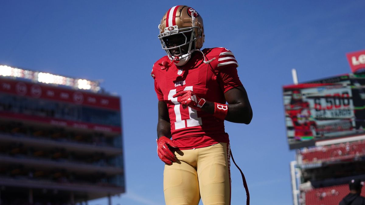 NFL, American Football Herren, USA Kansas City Chiefs at San Francisco 49ers Oct 20, 2024; Santa Clara, California, USA; San Francisco 49ers wide receiver Brandon Aiyuk (11) walks on the field befo...