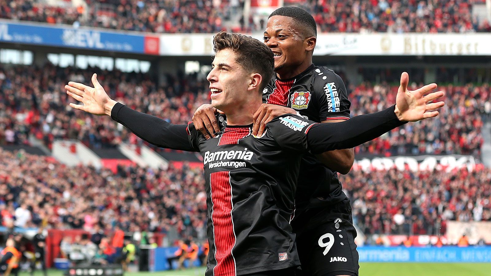 
                <strong>Gewinner: Kai Havertz</strong><br>
                Auf den letzten Drücker sprang Bayer Leverkusen noch auf den Champions-League-Zug auf. Vor allem wegen Kai Havertz. Mit 17 Toren lief Deutschlands derzeit heißestes Talent in der Torjägerliste auf Platz drei hinter den etablierten Stars Robert Lewandowski und Paco Alcacer ein. Ein Transfer zu einem Topklub ist nur noch eine Frage der Zeit. Schon jetzt soll der Werksverein eine dreistellige Millionensumme als Entschädigung ins Auge fassen. Auch im Nationalteam, das mitten im Umbruch steckt, hat er seine ersten Fußspuren schon hinterlassen. Keine Frage: Diese Spielzeit war sicher nur der Anfang einer ganz großen Karriere.
              