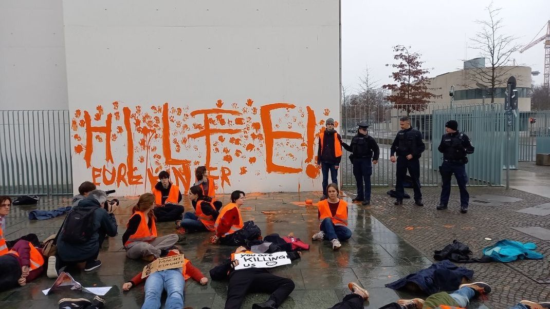 Aktivist:innen der "Letzten Generation" haben am Samstag die Fassade des Bundeskanzleramts mit oranger Farbe beschmiert. 