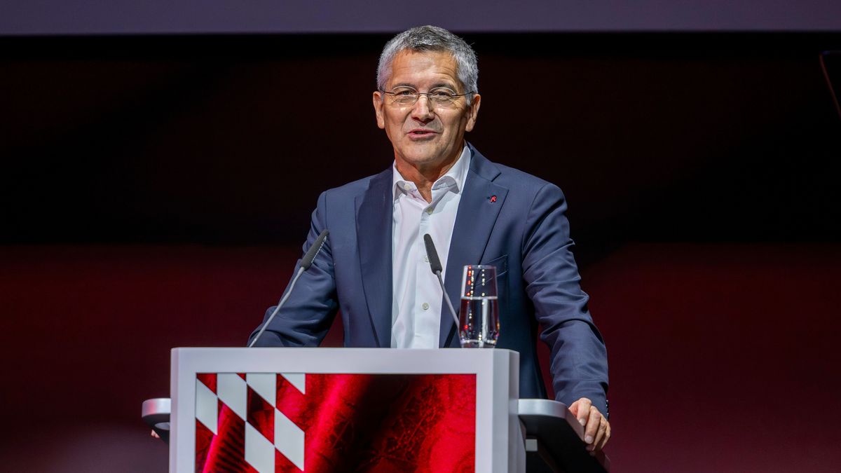 02.11.2025: Fußball: Jahreshauptversammlung des FC Bayern München. Präsident Herbert Hainer spricht. *** 02 11 2025 Football Annual General Meeting of FC Bayern Munich President Herbert Hainer spea...