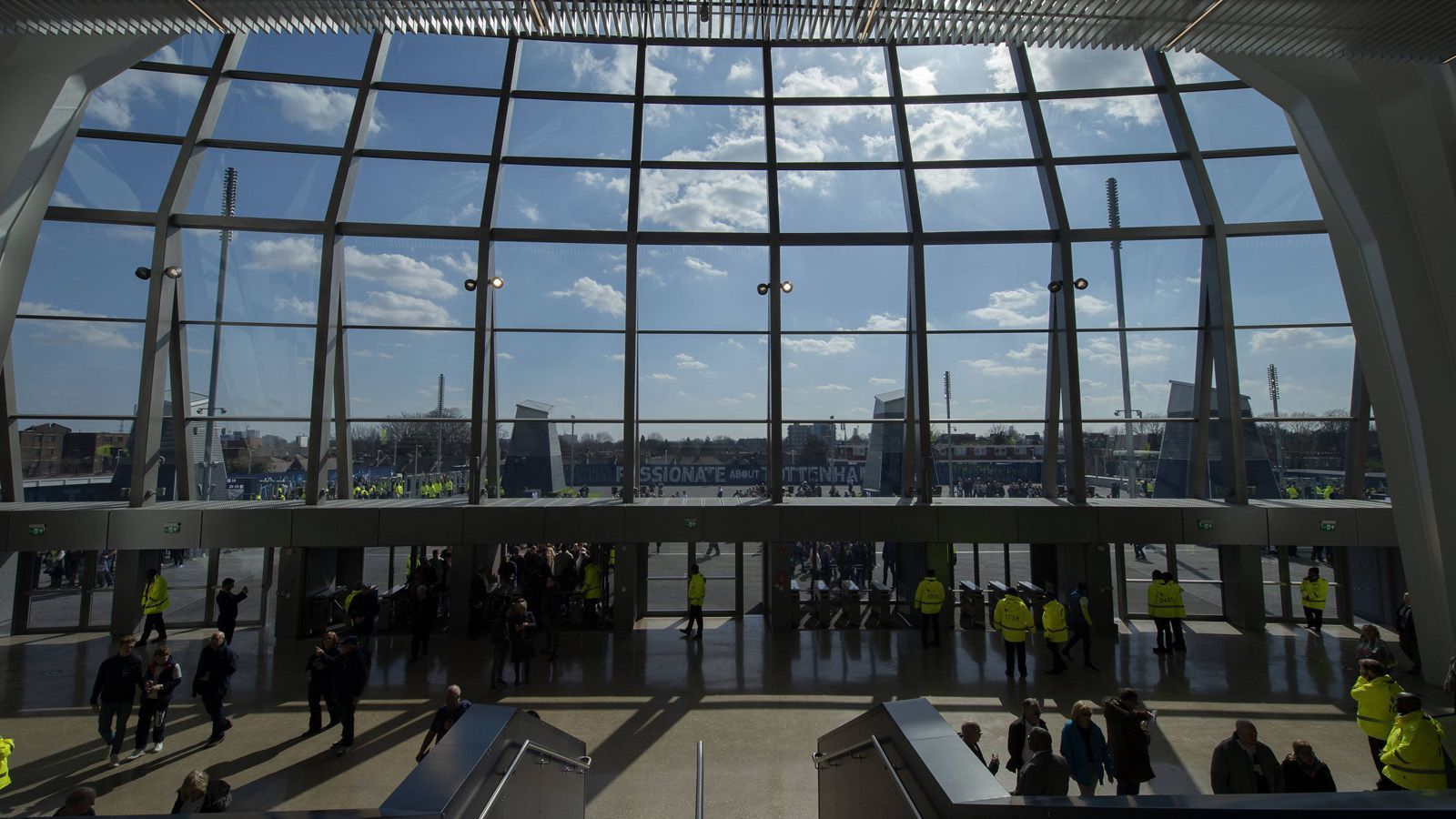 
                <strong>Eigene Brauerei und Englands längste Theke</strong><br>
                Hinter der großen Glasfassade des neuen Tottenham Stadium wartet ein großer Eingangsbereich, zudem verfügt die neue Arena über eine eigene Brauerei und hat mit 84 Metern die längste Theke des Landes. Auch an die Bedürfnisse der Vierbeiner hat der Innenarchitekt gedacht: Es gibt tatsächlich Hundetoiletten im Stadion.     
              