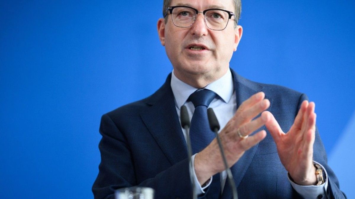 Bundesinnenminister Alexander Dobrindt drängt über die EU-Asylreform hinaus auf schärfere Regeln.