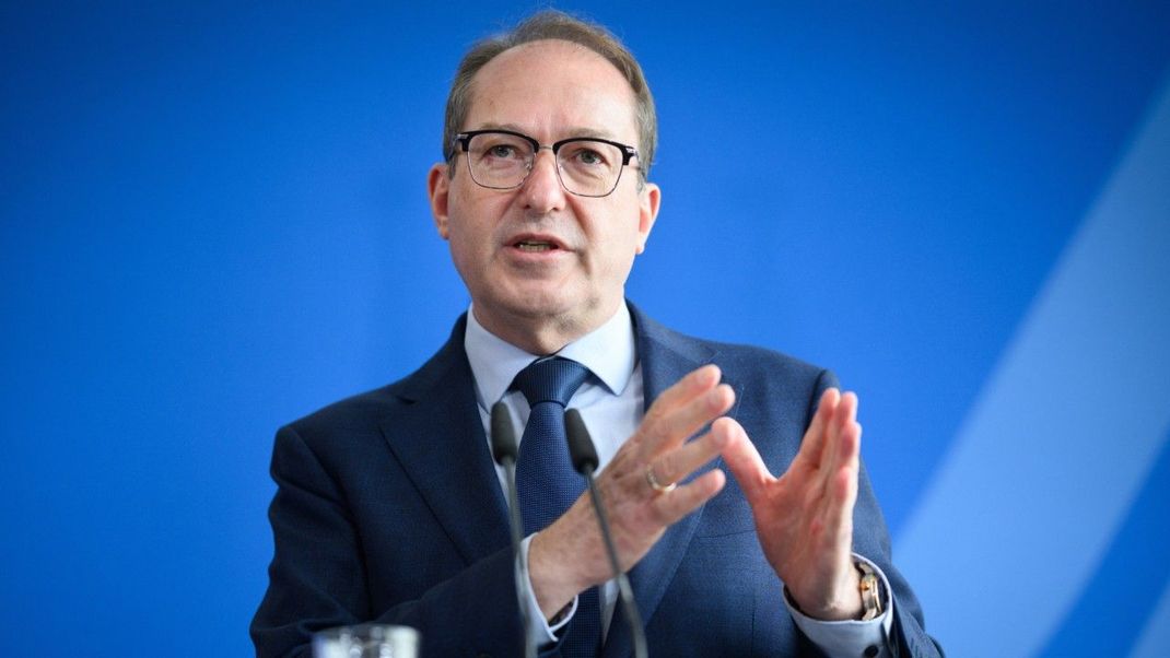 Bundesinnenminister Alexander Dobrindt drängt über die EU-Asylreform hinaus auf schärfere Regeln.