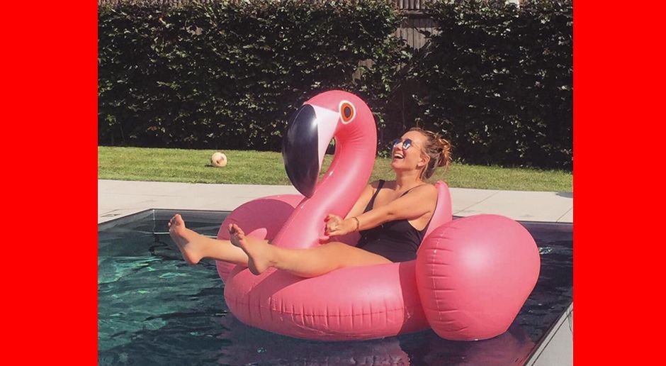 
                <strong>Julia Vigas</strong><br>
                Hier sehen wir sexy Julia gar mit einem übergroßen Flamingo. Der Vogel scheint es Miss Vigas ja wirklich angetan zu haben. Ob Thiago schon neidisch wird?
              