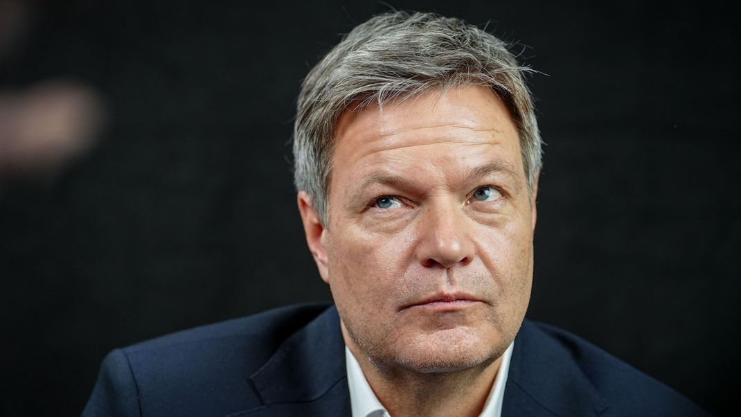 Der Grünen-Kanzlerkandidat Robert Habeck zeigt sich irritiert über seinen SPD-Rivalen Olaf Scholz.