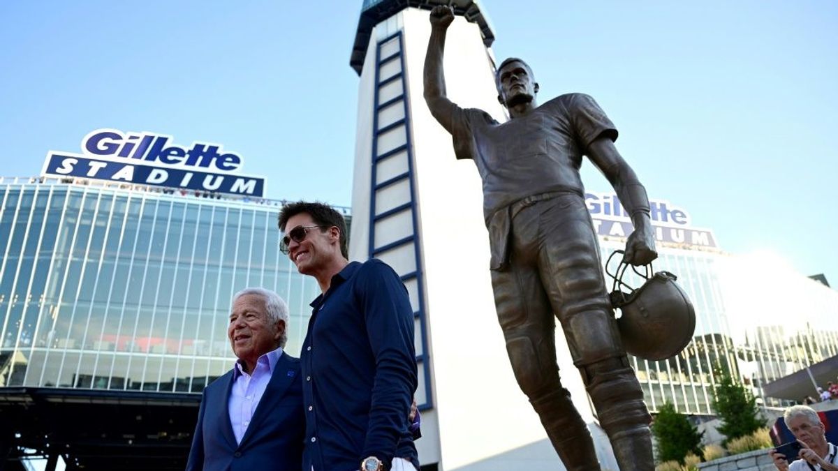 Doppelter Tom Brady vor dem Stadion