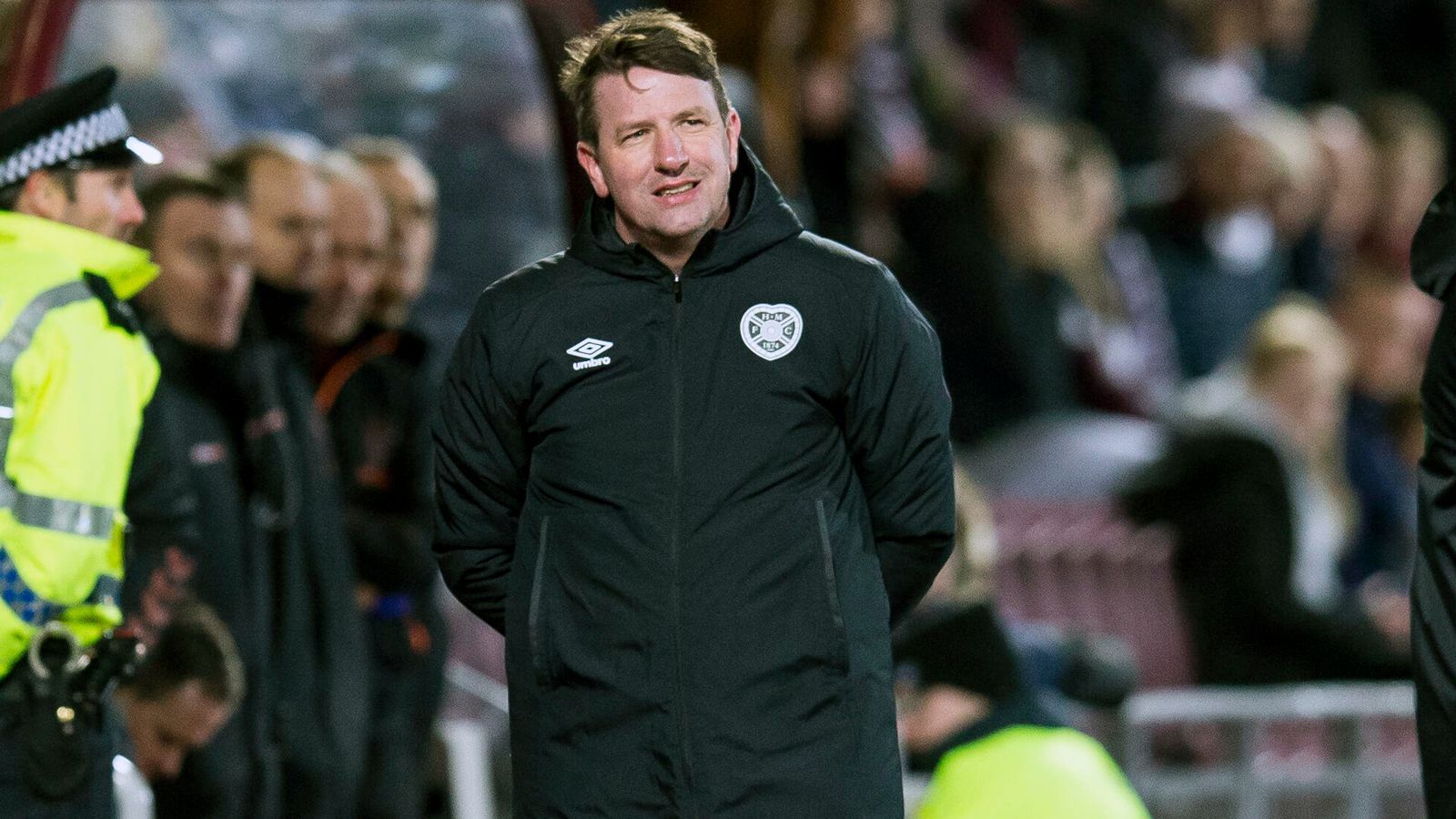 
                <strong>Heart of Midlothian (Scottish Premiership/Schottland)</strong><br>
                Die schottische Premiership konnte wegen Corona ebenfalls nicht auf sportlichem Wege beendet werden. So stieg Heart of Midlothian mit dem deutschen Trainer Daniel Stendel vorzeitig nach 30 Spieltagen mit nur 23 Punkten als Schlusslicht ab. Stendel hoffte trotz des Abstieges seines Teams zunächst auf eine Weiterbeschäftigung, doch daraus wurde dann auch nichts. Der frühere Bundesliga-Profi musste Nachfolger Robbie Neilson weichen, der nun den Neuaufbau in der zweithöchsten Spielklasse bewerkstelligen soll.
              