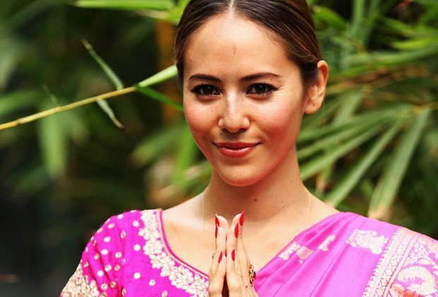 
                <strong>Traditionelles Outfit</strong><br>
                Die Freundin von Jenson Button, Jessica Michibata, nimmt den Formel-1-Auftritt in Indien zum Anlass, sich in landestypischem Outfit zu zeigen
              