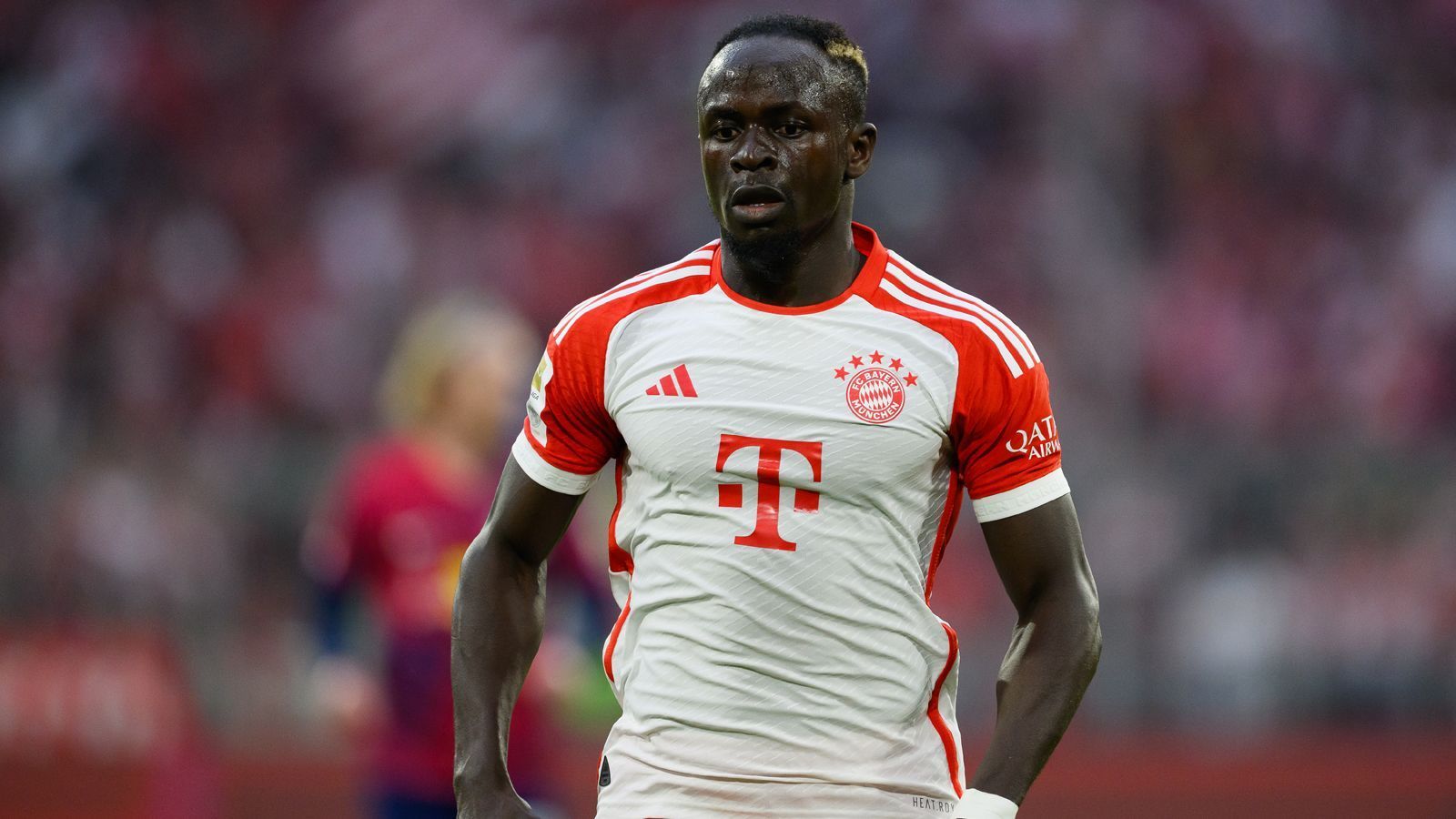 
                <strong>Platz 2 - Sadio Mane</strong><br>
                &#x2022; Ablösesumme: 32 Millionen Euro<br>&#x2022; Aufnehmender Verein: FC Bayern München<br>&#x2022; Abgebender Verein: FC Liverpool<br>&#x2022; Alter zum Zeitpunkt des Transfers: 30 Jahre (Juli 2022)<br>
              