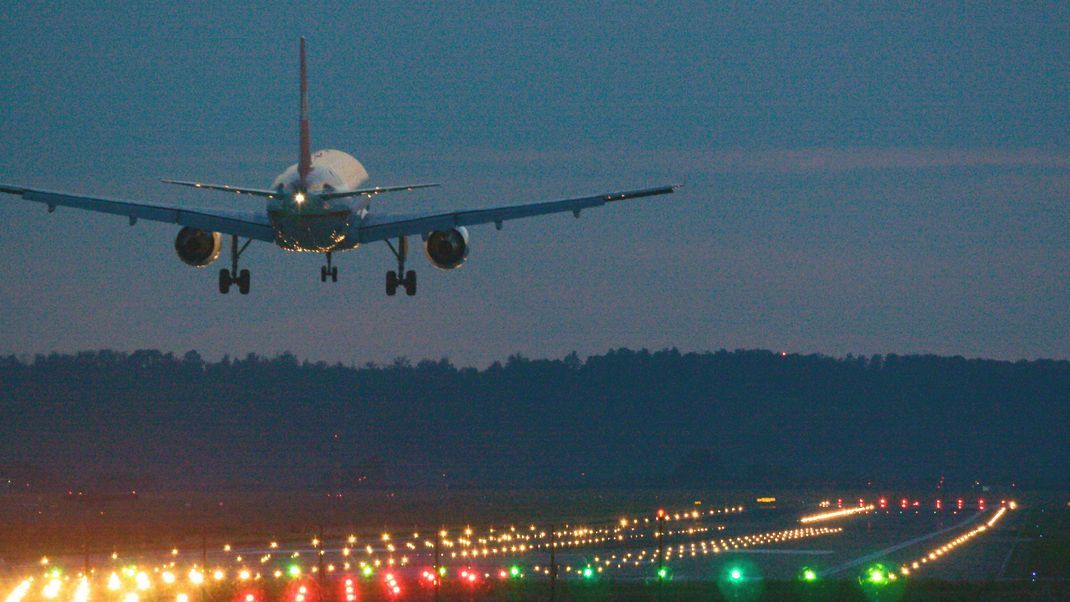 Am italienischen Flughafen Mailand-Bergamo sind einem Flugzeug gleich vier Reifen bei der Landung geplatzt. (Symbolbild)