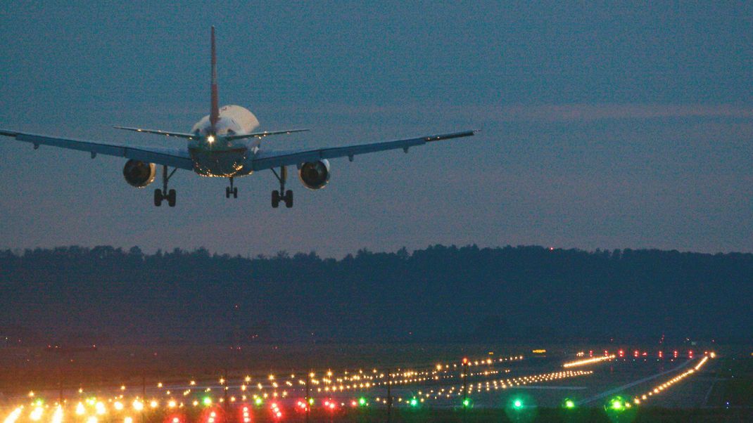 Am italienischen Flughafen Mailand-Bergamo sind einem Flugzeug gleich vier Reifen bei der Landung geplatzt. (Symbolbild)