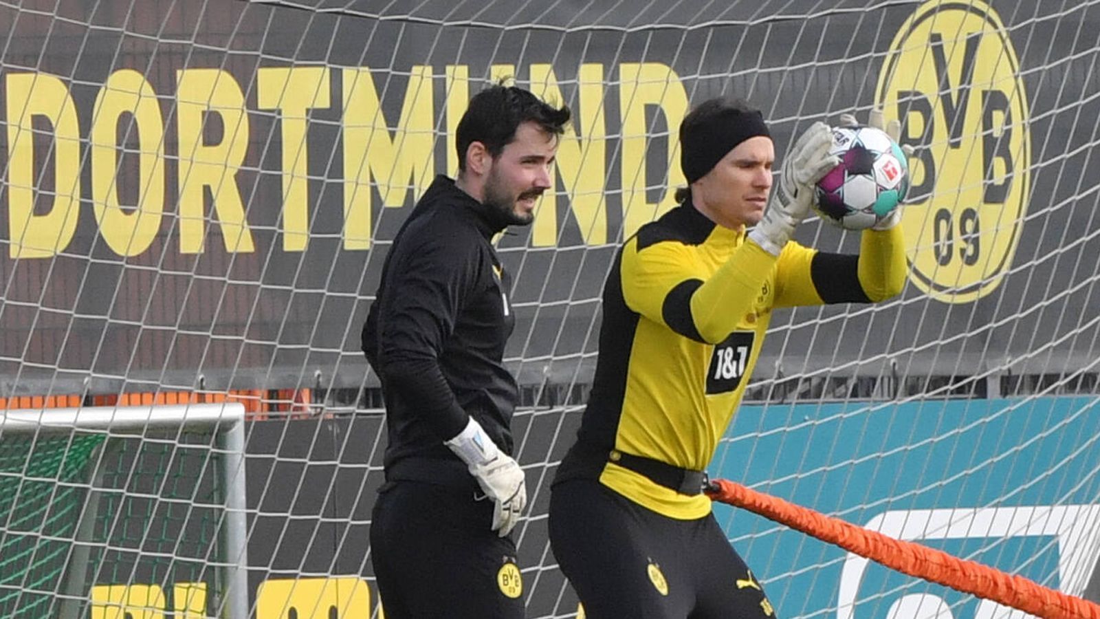 
                <strong>1. Dortmund braucht mehr Qualität zwischen den Pfosten</strong><br>
                Der Torwart ist in der laufenden Saison eine Schwachstelle von Borussia Dortmund. Roman Bürki verlor nach einigen unglücklichen Auftritten und seiner Schulterverletzung seinen Stammplatz an Marwin Hitz. Auch der konnte nicht überzeugen und ist mit seinen 33 Jahren ohnehin nur eine Übergangslösung. Ein neuer Torwart soll auf dem Wunschzettel der Verantwortlichen stehen, wäre allerdings ohne Einnahmen aus der Champions League schwer zu finanzieren.    
              