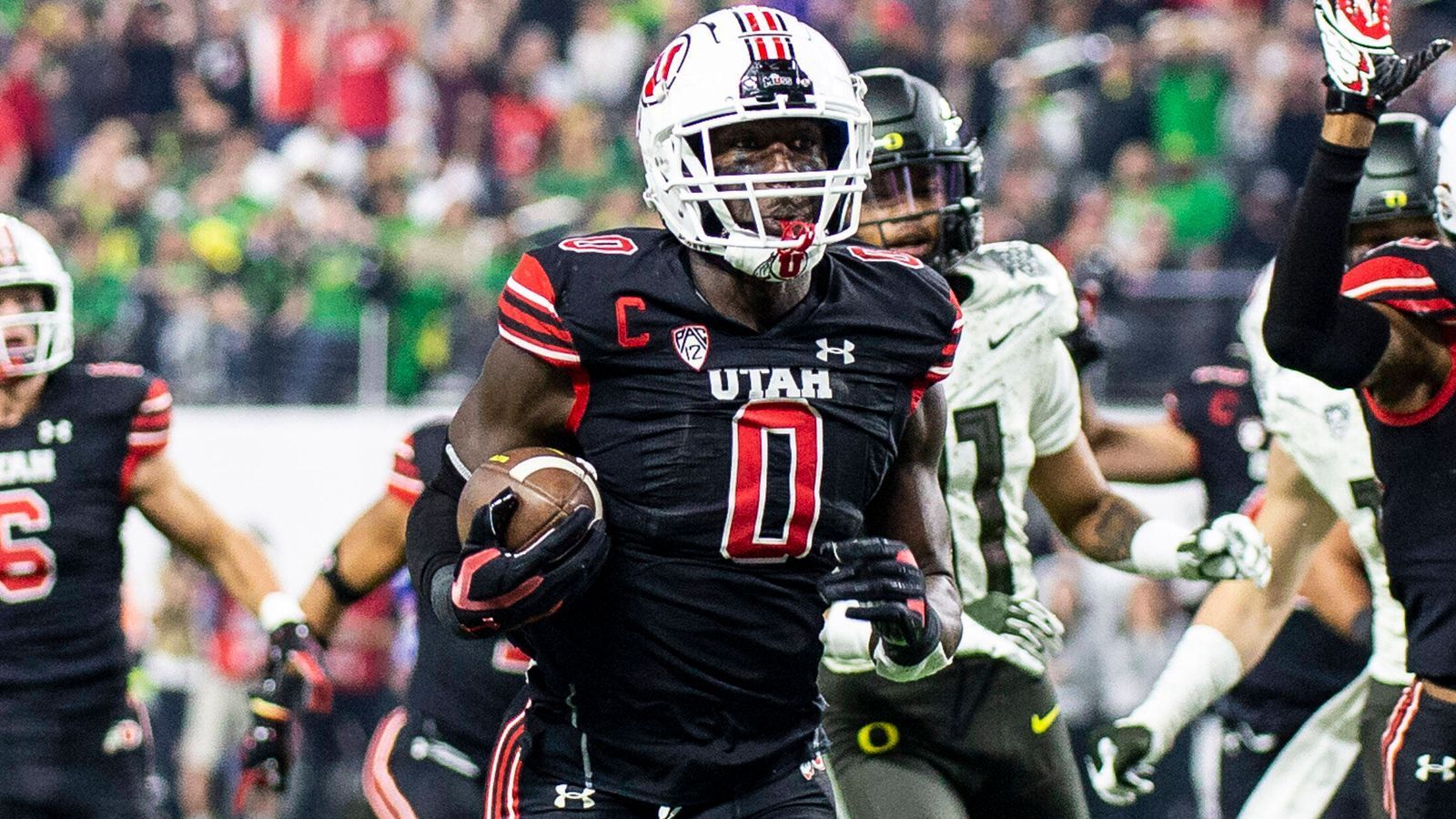 
                <strong>Devin Lloyd (Linebacker, University of Utah)</strong><br>
                Der athletische Linebacker zeigte in der vergangenen Saison bei Turnovern ein gutes Händchen und ein starkes Positionsspiel. Er kam 2021 auf 111 Tackles, acht Sacks, 20 Tackles for loss, vier interceptions und einen forced Fumble. 16.5 Sacks waren es in den vergangenen drei Saisons. Starke Zahlen, dafür zeigt er noch einige technische Schwächen, die es auszumerzen gilt.
              