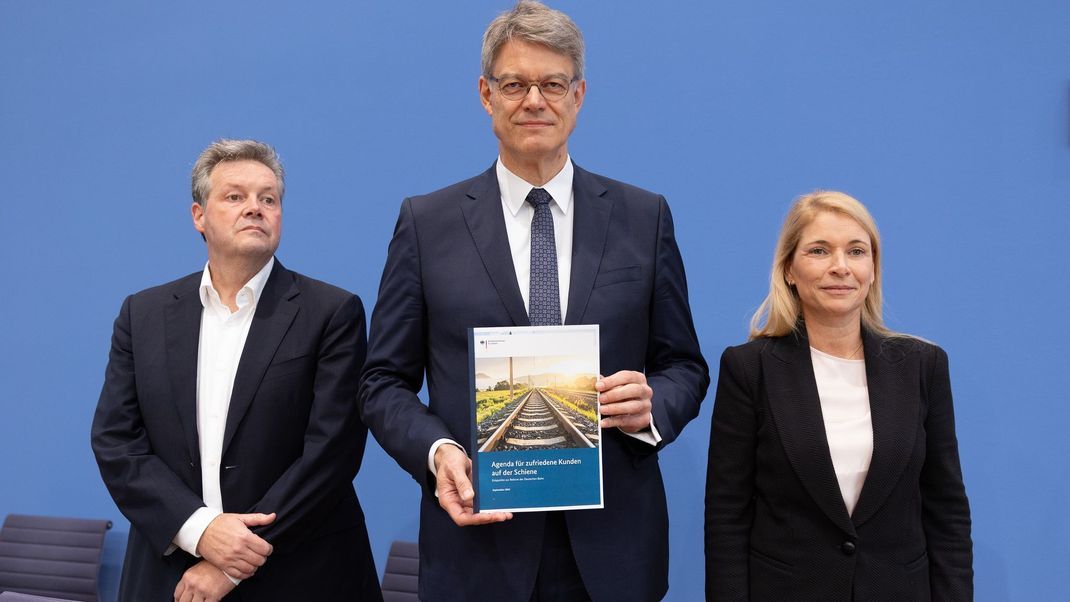 Turbulente Tage bei der Bahn: Verkehrsminister Schnieder (mitte) mit Bahnchefin Evelyn Palla (rechts) und dem nun zurückgetretenen Kandidaten Dirk Rompf.