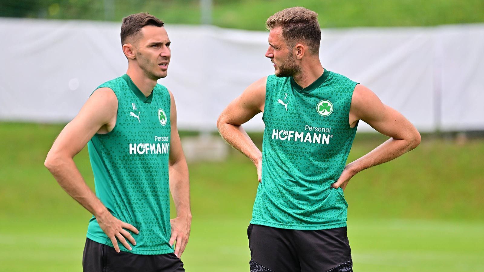 <strong>SpVgg Greuther Fürth: Branimir Hrgota (noch nicht offiziell bestätigt)</strong><br>
                Wer führt die "Kleeblätter" in der neuen Saison als Kapitän aufs Feld? Das Team hat sich durch Abgänge verjüngt, es könnte eine neue Hierarchie geben. Branimir Hrgota war bislang Kapitän und könnte es auch weiterhin bleiben.
