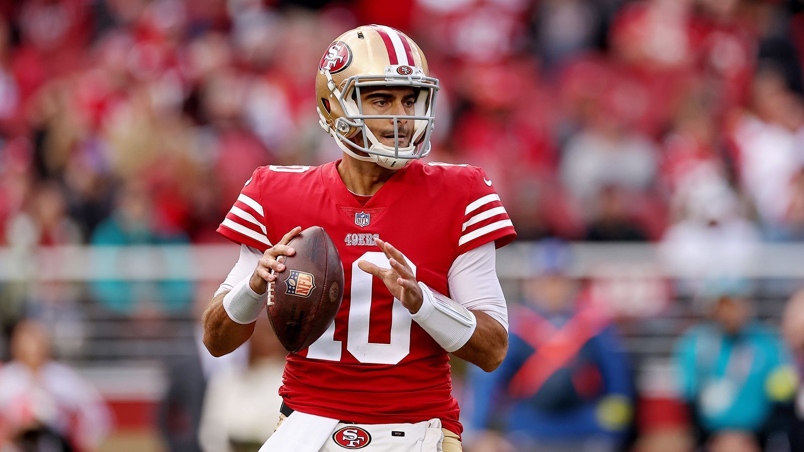 
                <strong>Jimmy Garoppolo (32 Jahre, zuletzt bei den San Francisco 49ers)</strong><br>
                Der personifizierte Game Manager. Dass Jimmy Garoppolo mit einem guten Arsenal an Receivern und Coaching eine Offensive führen kann, hat er in mehreren Spielzeiten unter Beweis gestellt. "Jimmy G" punktet mit seinem schnellen Release, einem guten Spielverständnis und der meist richtigen Entscheidungs-Findung. Aber - ähnlich wie bei einigen bereits genannten Quarterbacks - fehlen ihm die Improvisations-Fähigkeiten und Genie-Streiche, die ihn außerhalb des Schemes aufblühen lassen würden. Zudem unterlaufen ihm auch innerhalb des Schemes ab und an einige Schnitzer. 
              