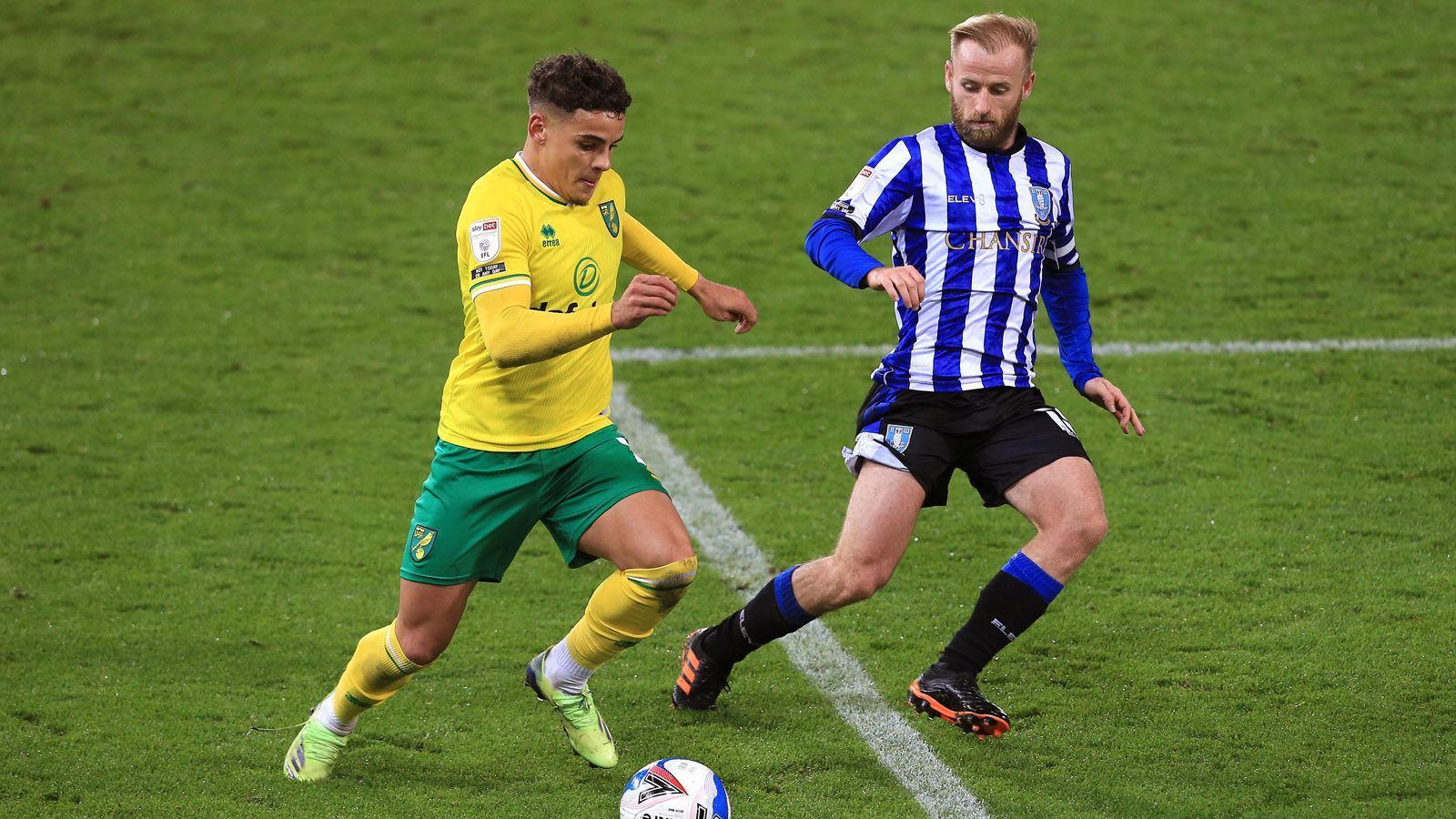 
                <strong>Max Aarons (Norwich City)</strong><br>
                Max Aarons hat bei den "Canaries" noch einen Vertrag bis 2024. Trotzdem würde der Verein ihm laut "Independent" die Freigabe erteilen, wenn der Preis stimmt. Genau hier liegt das Problem. Zwar sollen die Bayern bereits im Frühjahr Interesse am 21-Jährigen bekundet haben, die Ablöse von kolportierten 35 Millionen sprengt allerdings das Budget. Bayern-Fazit: zu teuer in diesem Jahr
              