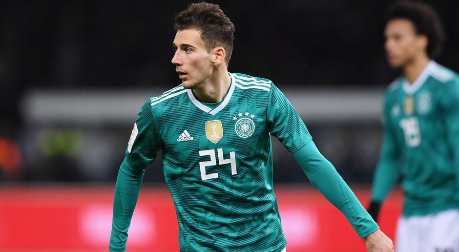 
                <strong>Leon Goretzka</strong><br>
                Leon Goretzka hat bereits beim Confed-Cup gezeigt, wie wichtig er für die Nationalmannschaft ist. Er ist ein ideales Bindeglied zwischen Angriff und Abwehr, kann den Takt vorgeben, Chancen kreieren und auch selber Tore schießen. Wenn man ihm das Vertrauen gibt, wird er das auch zurückzahlen. Dafür würde ich Mesut Özil und Mario Götze zu Hause lassen. Götze hat sich einfach nicht in WM-Form präsentiert. Und der Einsatz von Mesut Özil ist aufgrund seiner Rückenprobleme eh fraglich.
              