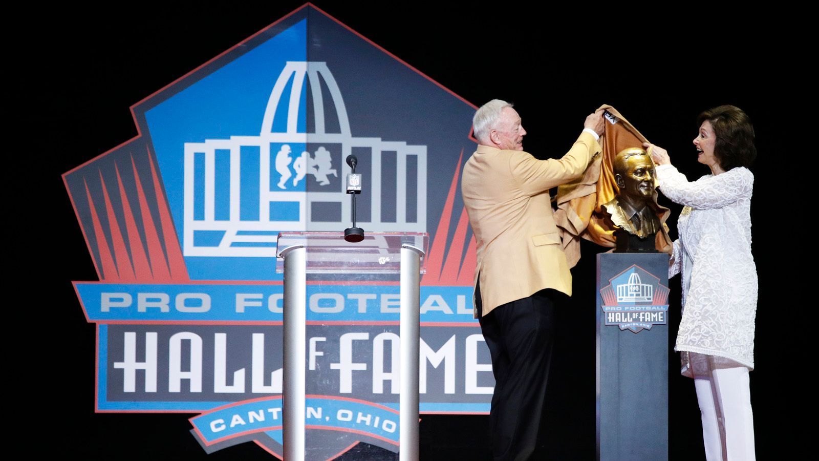 
                <strong>Alles für den Super Bowl</strong><br>
                Die Dallas Cowboys sind das teuerste Sportunternehmen der Welt, Jerry Jones einer der reichsten Amerikaner. Laut Forbes ist er mit einem Vermögen von 6,9 Milliarden Dollar auf Rang 75 der reichsten Personen der Welt. Aber für ihn zählt vor allem eines: Der sportliche Erfolg. Dass seine Cowboys seit Jahren nur Mittelmaß sind, schmerzt wohl niemandem mehr als ihn. "Sie wären schockiert, wenn Sie wüssten, welchen Scheck ich ausstellen würde, um mir den Super Bowl zu garantieren. (...) Es gibt nichts, was ich finanziell nicht tun würde, um den Titel zu bekommen."
              